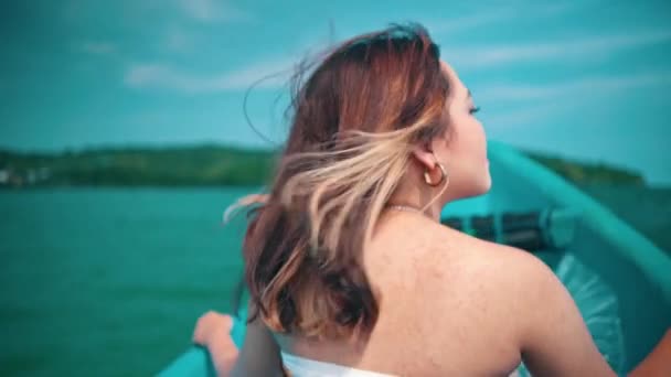 Азиатская Женщина Светлыми Волосами Наслаждается Морским Бризом Время Посадки Рыбацкую — стоковое видео