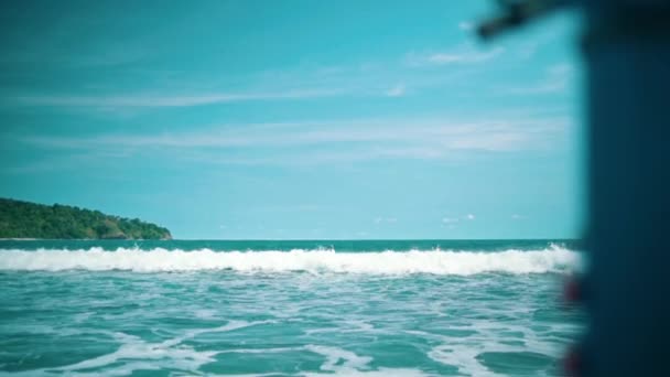 Вид Большие Океанские Волны Рыбацкой Лодки Голубым Небом Красивым Морем — стоковое видео