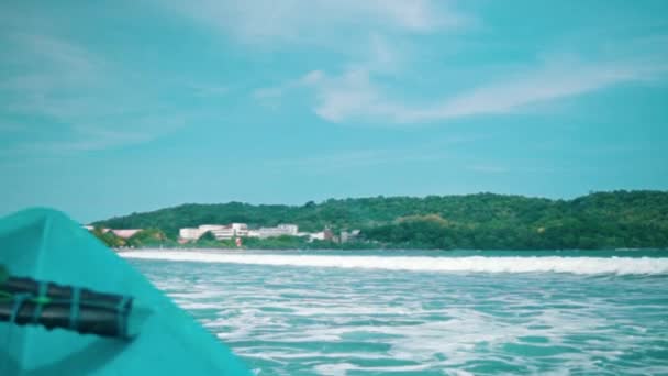 Вид Великі Океанські Хвилі Рибальського Човна Блакитним Небом Прекрасним Морем — стокове відео