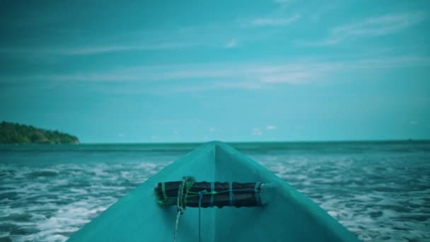 Вид Хвилі Блакитне Море Човна Під Час Відпустки Пляжі Вранці — стокове відео