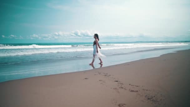 Asian Woman White Dress Walking Alone Beach Sad Expression Sea — Vídeos de Stock