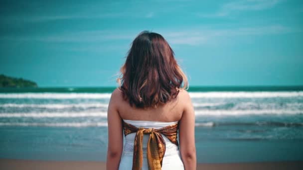Asiatisk Kvinna Vit Klänning Står Stranden Medan Hon Tittar Den — Stockvideo