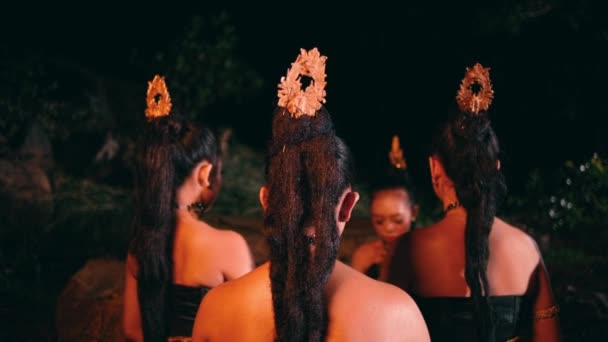 夜中に森の中で会うと 化粧やジュエリーを髪につけて悲しい女性たちが集まり 同行するアジアの女性たち — ストック動画