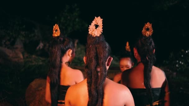 Группа Азиатских Женщин Собирает Сопровождает Грустных Женщин Используют Макияж Украшения — стоковое видео