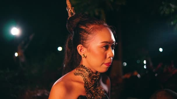 Bir Grup Asyalı Kadın Gecenin Bir Yarısı Yazık Ormanın Ortasında — Stok video