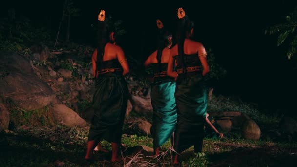 Gruppo Donne Asiatiche Che Camminano Insieme Nel Mezzo Della Foresta — Video Stock