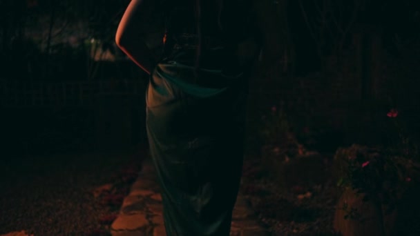 一位亚洲妇女 夜晚回家时独自走在村子中央 很伤心 — 图库视频影像