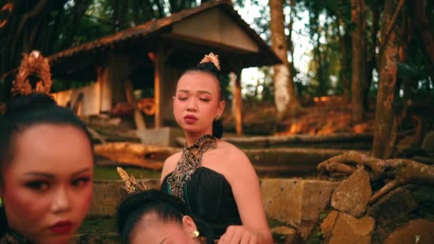 Egy Csapat Ázsiai Zöld Ruhában Elkísér Egy Szomorú Nőt Azzal — Stock videók