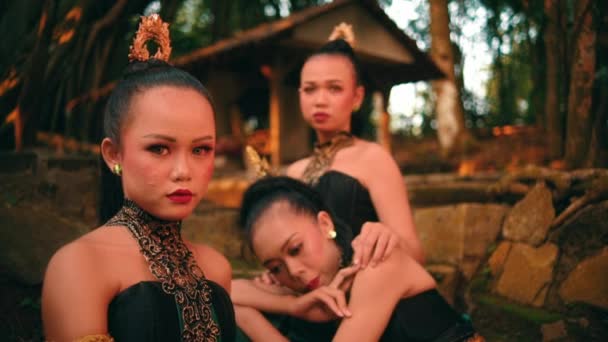 当天下午 一群身穿绿色衣服的亚洲女人陪着一个悲伤的女人坐在村子中央的一座房子前 — 图库视频影像