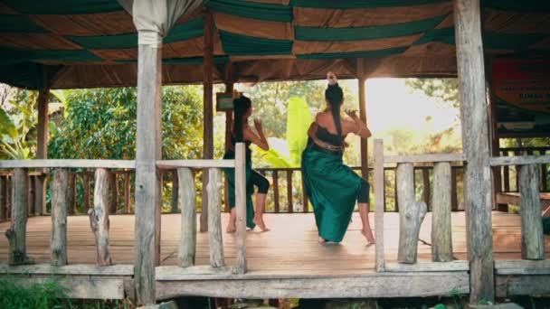Egy Csapat Ázsiai Női Táncos Zöld Jelmezben Táncolnak Együtt Egy — Stock videók