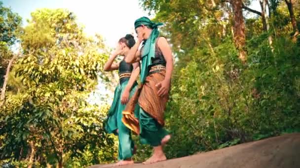 Asian Woman Man Dancing Together Rock While Wearing Green Clothes — Stock video