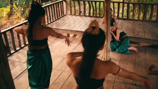 Group Asian Female Dancers Green Costumes Dance Together Front Sad — Vídeo de stock