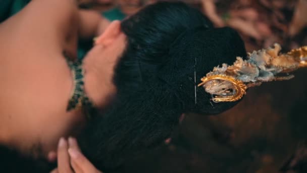 Femeie Indoneziană Care Este Tristă Legându Părul Negru Timp Plângea — Videoclip de stoc