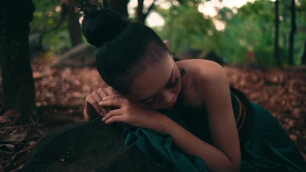 Indonéská Žena Která Smutná Vázání Černé Vlasy Zatímco Pláče Sama — Stock video