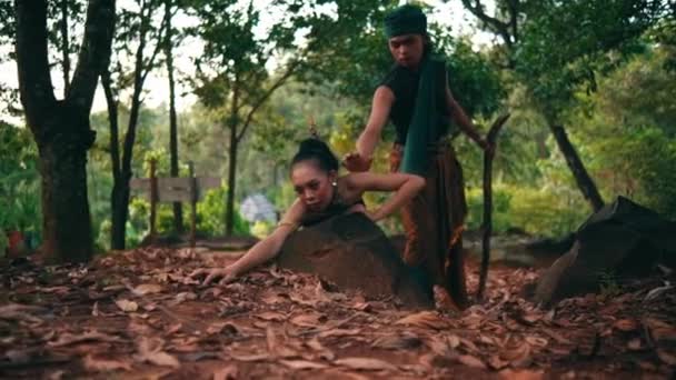 Азиат Крадет Яблоки Беспомощной Женщины Утром Лежит Камне Посреди Леса — стоковое видео