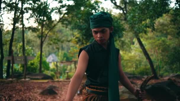 Азиат Крадет Яблоки Беспомощной Женщины Утром Лежит Камне Посреди Леса — стоковое видео