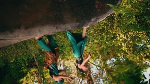 Одна Азіатка Жінка Чоловіком Танцюють Разом Скелі Вдень Одягають Зелений — стокове відео