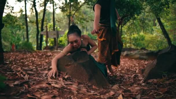 一个亚洲男人偷了一个无助女人的苹果 第二天早上躺在森林中央的岩石上 — 图库视频影像