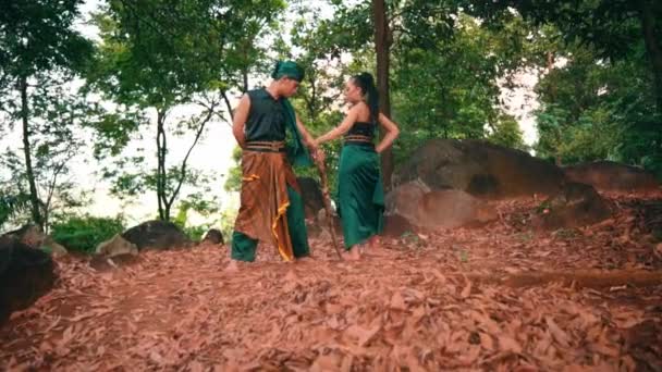 Indonesian Man Woman Dancing Together Wearing Green Clothes Ground Full — Vídeo de stock