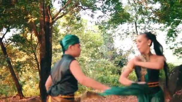 Індонезійський Чоловік Жінка Танцюють Разом Зеленому Одязі Землі Повному Зеленого — стокове відео
