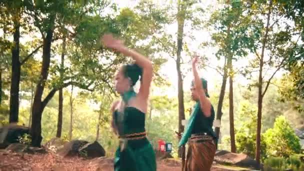 Азиатский Мужчина Женщина Спорят Время Танцев Зеленой Одежде Посреди Леса — стоковое видео