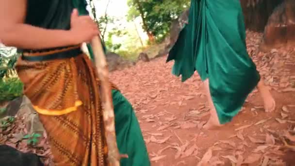 Asian Man Woman Arguing While Dancing Green Clothes Middle Forest — Vídeo de Stock
