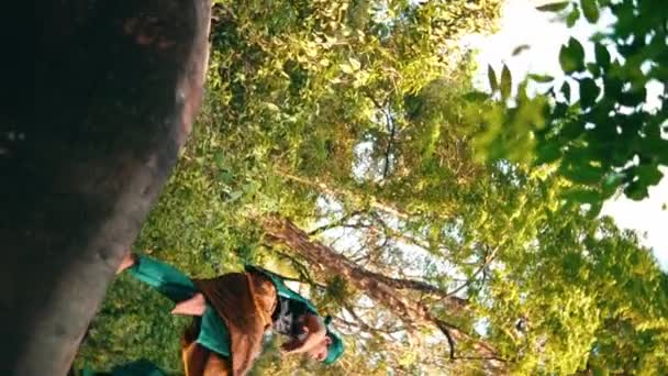 Одна Азіатка Жінка Чоловіком Танцюють Разом Скелі Вдень Одягають Зелений — стокове відео