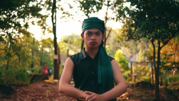 Hombre Asiático Con Ropa Verde Está Pie Medio Del Bosque — Vídeo de stock