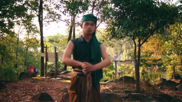 Hombre Asiático Con Ropa Verde Está Pie Medio Del Bosque — Vídeo de stock