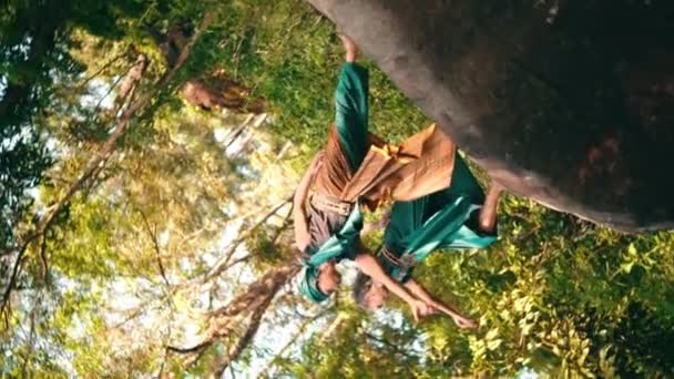 Азиатская Женщина Мужчина Танцуют Вместе Камне Зеленой Одежде Посреди Леса — стоковое видео