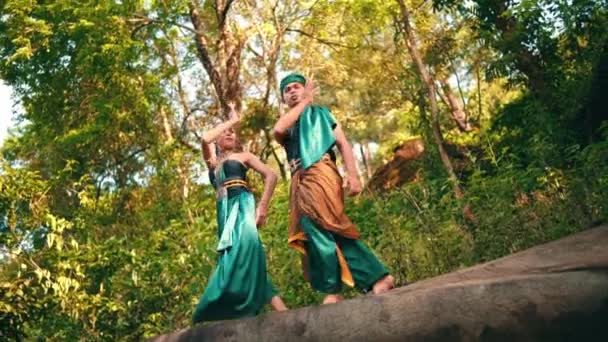 Μια Ασιάτισσα Και Ένας Ασιάτης Χορεύουν Μαζί Ένα Βράχο Φορώντας — Αρχείο Βίντεο