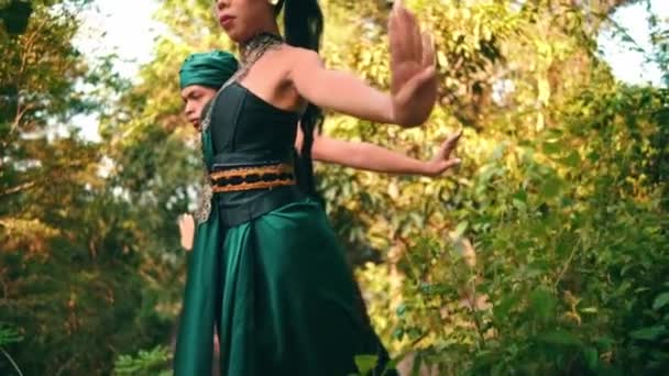 Asian Woman Man Dancing Together While Wearing Green Traditional Clothes – Stock-video