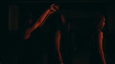 Bir kadın, gece yarısı pentagram mihrabının ortasında iblis çağırma ayini yaparken düşüp öldü.