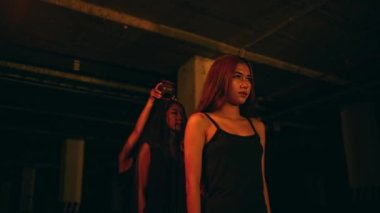 Şeytana tapan bir grup kadın gece ibadeti sırasında şeytan ruhlarını çağırma ritüeli sırasında kan dökme ayini yapıyorlar.