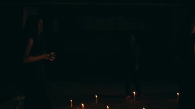 Bir grup satanist kadın gece şeytani bir sunağın ortasında ruh çağırma ayini yapıyorlar.