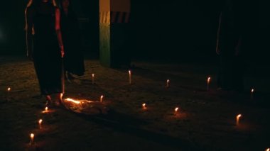 Bir grup satanist tarikat gece ayinlerinde beşgen mihrabın ortasında yürürler ve mum yakarlar.