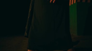 Siyah cüppeli iki satanist gece ayini yapmak için pentagram sunağına birlikte yürüdüler.