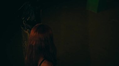 Siyah cüppeli iki satanist gece ayini yapmak için pentagram sunağına birlikte yürüdüler.