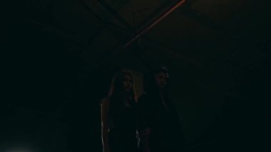 Siyah cüppeli iki satanist gece ayini yapmak için pentagram sunağına birlikte yürüdüler.