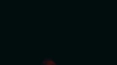 Gece karanlığında siyah giysiler içinde ayinler yapan satanistlerin ifadeleri.