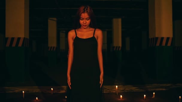 Uma Mulher Com Vestido Preto Que Está Meio Altar Pentagrama — Vídeo de Stock
