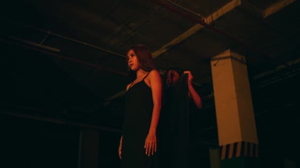 Eine Frau Einem Schwarzen Kleid Zieht Ein Schwarzes Gewand Während — Stockvideo