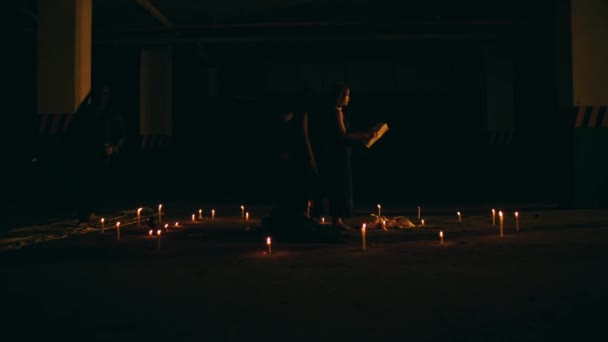 Sarışın Siyah Elbiseli Bir Kadın Gece Yarısı Pentagram Mihrabında Koşan — Stok video