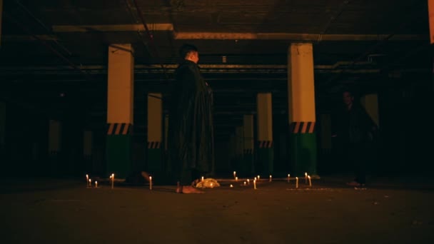 Жінка Білявим Волоссям Чорним Одягом Читає Ритуальне Заклинання Оточене Чоловіками — стокове відео