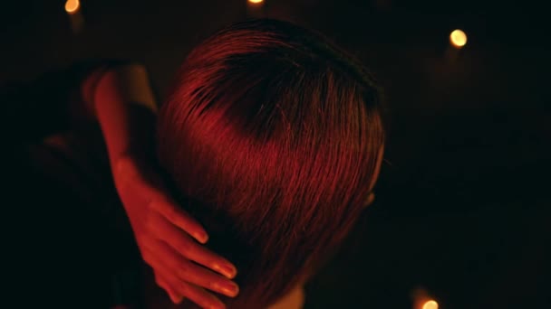 Μια Γυναίκα Χτενίζει Ξανθά Μαλλιά Ενός Σατανιστή Στο Βάθος Του — Αρχείο Βίντεο