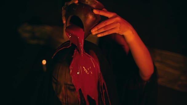Grupa Szatańskich Kobiet Wykonuje Rytuał Kropienia Krwi Głowie Kobiety Podczas — Wideo stockowe