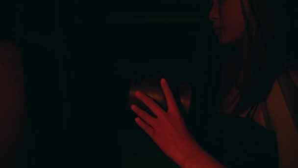 Bir Kadın Gece Ayini Sırasında Sürahiyi Nazikçe Eline Alır — Stok video