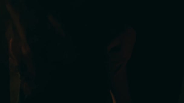 几个身穿黑色长袍的恶魔崇拜者在五芒山祭坛中央一起散步 在夜晚举行礼拜仪式 — 图库视频影像