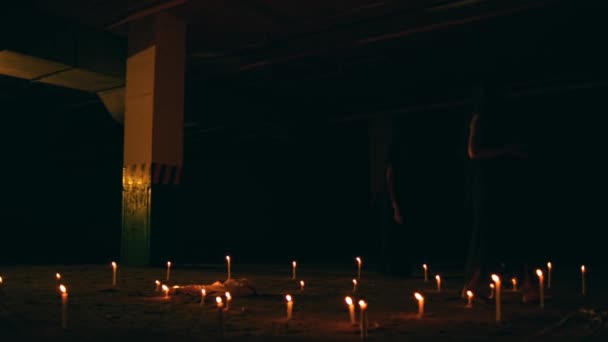 Μια Ομάδα Σατανιστών Μαύρες Ρόμπες Περπατούν Ανάμεσα Κεριά Σχήμα Τριγωνικού — Αρχείο Βίντεο