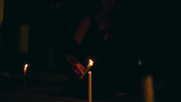 Женщина Черном Зажигает Свечу Которая Гаснет Темноте Перед Ночным Ритуалом — стоковое видео